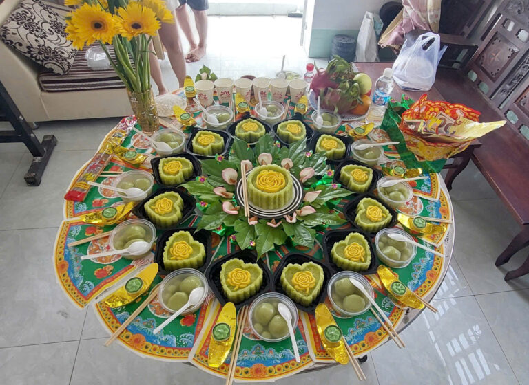 MÂM CÚNG ĐẦY THÁNG BÉ GÁI