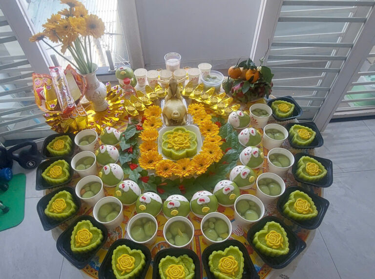 MÂM CÚNG ĐẦY THÁNG BÉ GÁI
