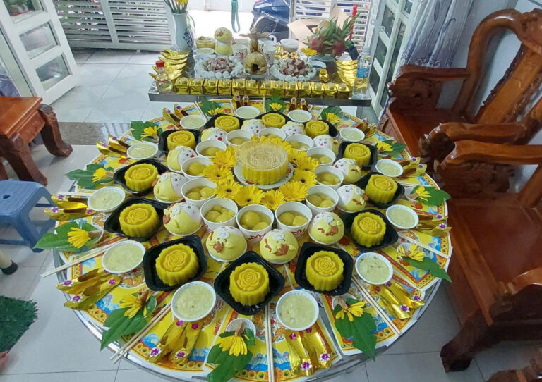 MÂM CÚNG ĐẦY THÁNG BÉ GÁI