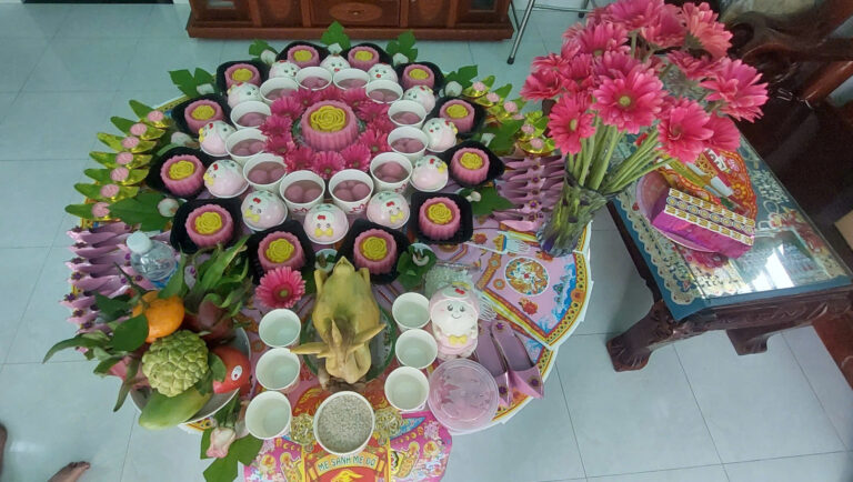 MÂM CÚNG ĐẦY THÁNG BÉ GÁI
