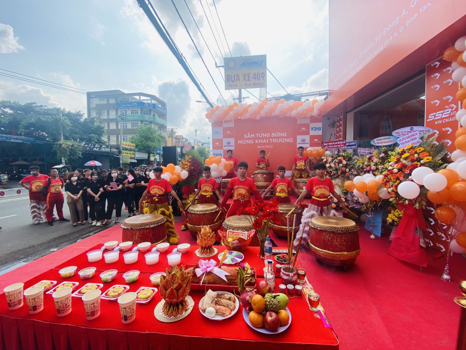 Cúng Khai Trương Gà Quay Ra Hay Quay Vào?